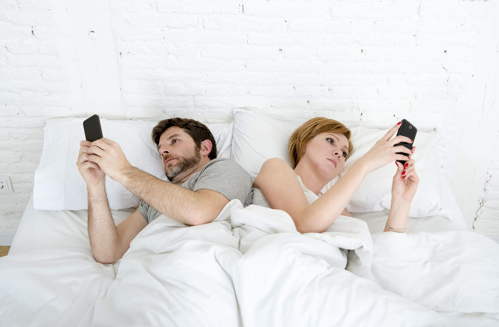 Горячая домохозяйка предложила мужу снять порно в собственной постели
